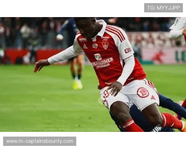 十人布雷斯特顽强守胜,敦比亚头球制胜 十人布雷斯特顽强守胜,敦比亚头球制胜