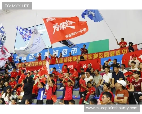 小球迷冲入场内,比赛短暂中断 小球迷冲入场内,比赛短暂中断