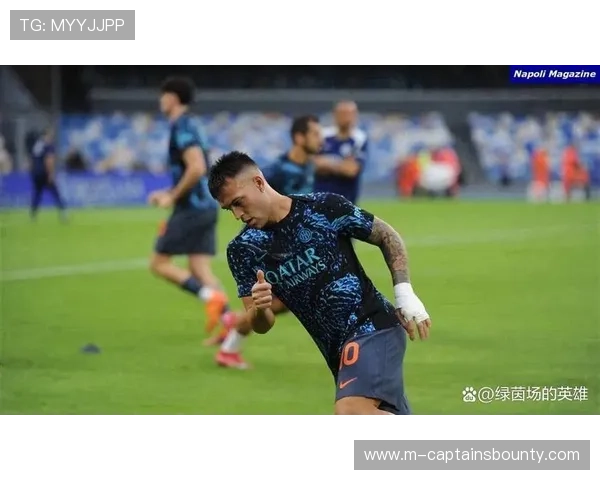 劳塔罗与儿子赛场互动，家庭温情瞬间