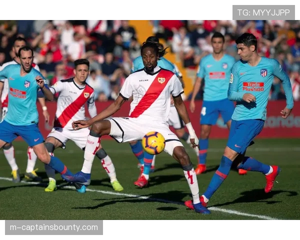 传中教学走进入门青训营，西甲俱乐部联合举办“精准弧线”公益活动